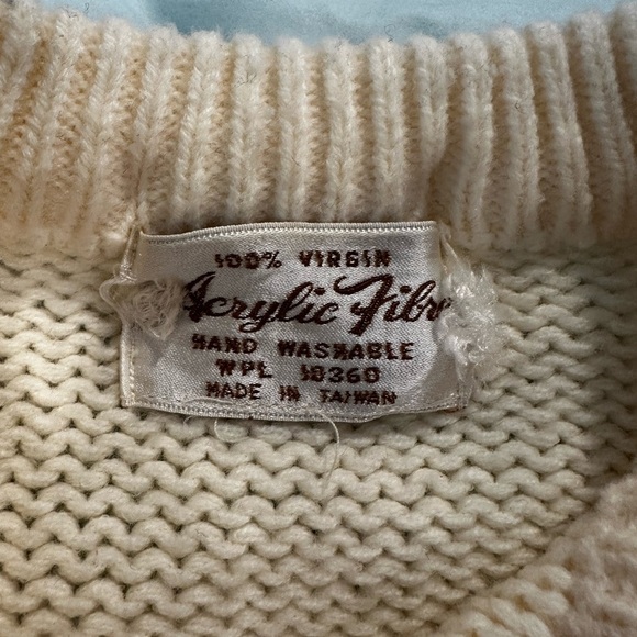 Vintage 60s Woman’s Cream Cable Knit Long Sleeve Button Closure Cardigan. - Picture 6 of 10